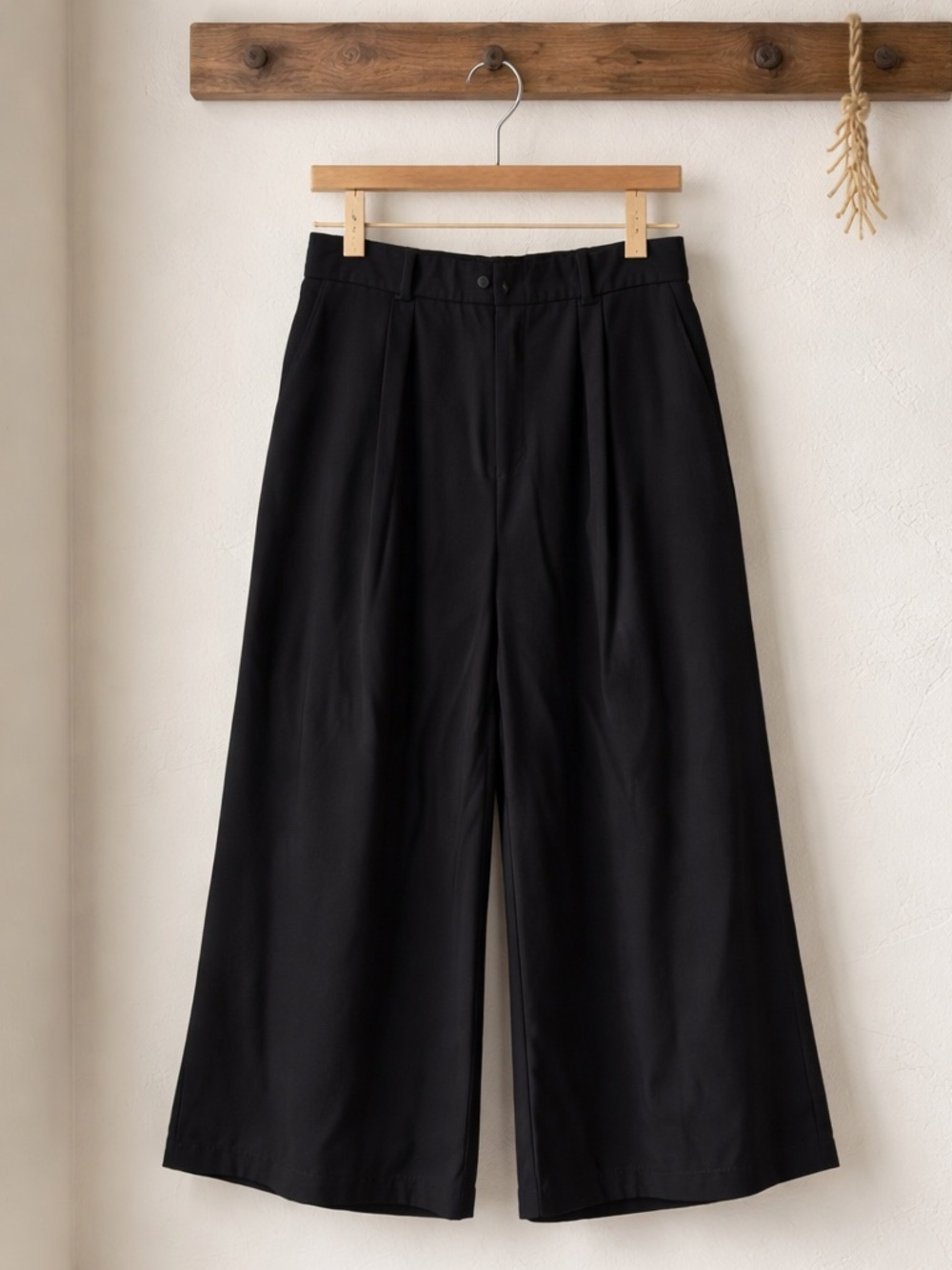 Black Wide-Leg Pleated Women's Pants